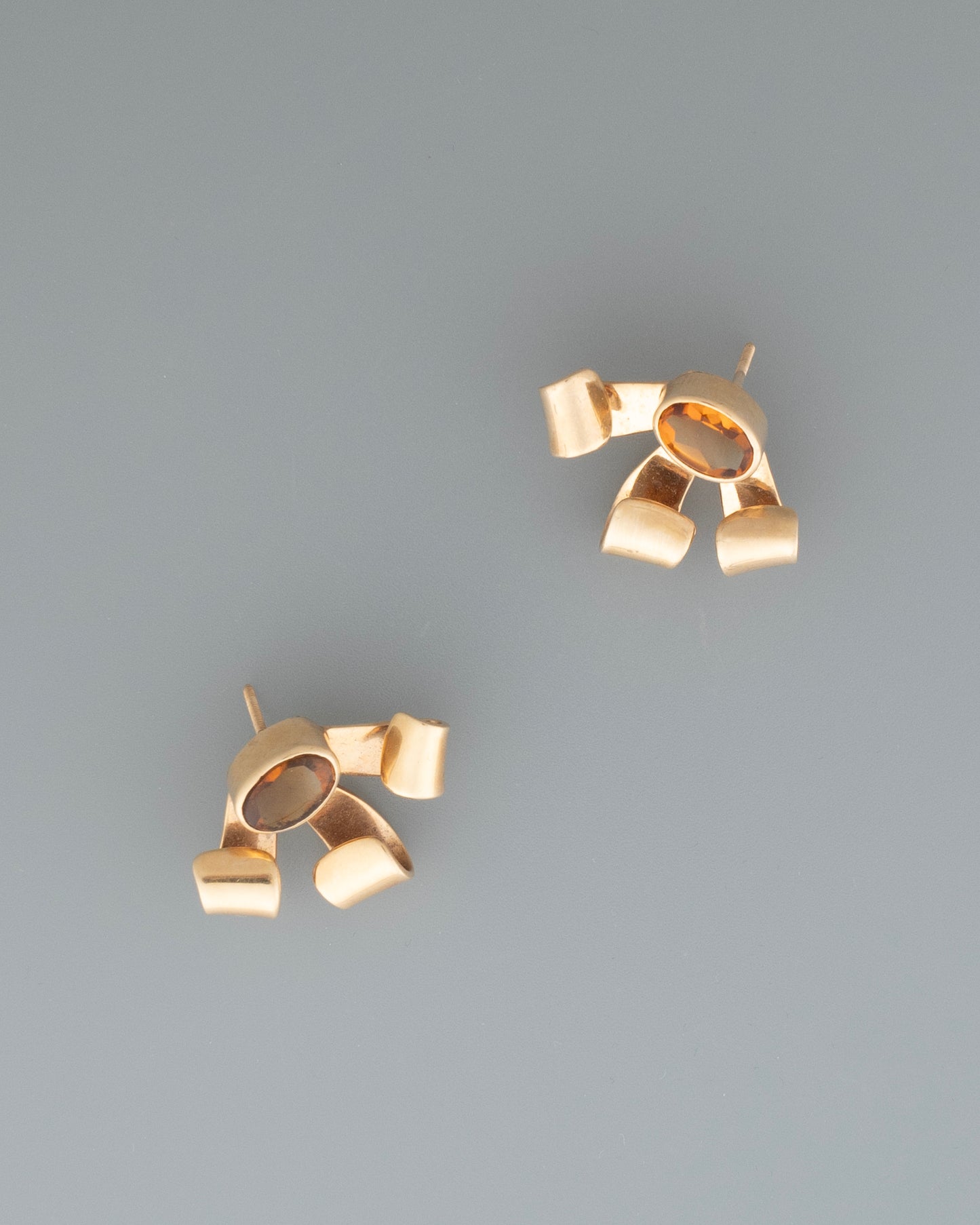 ear O2536