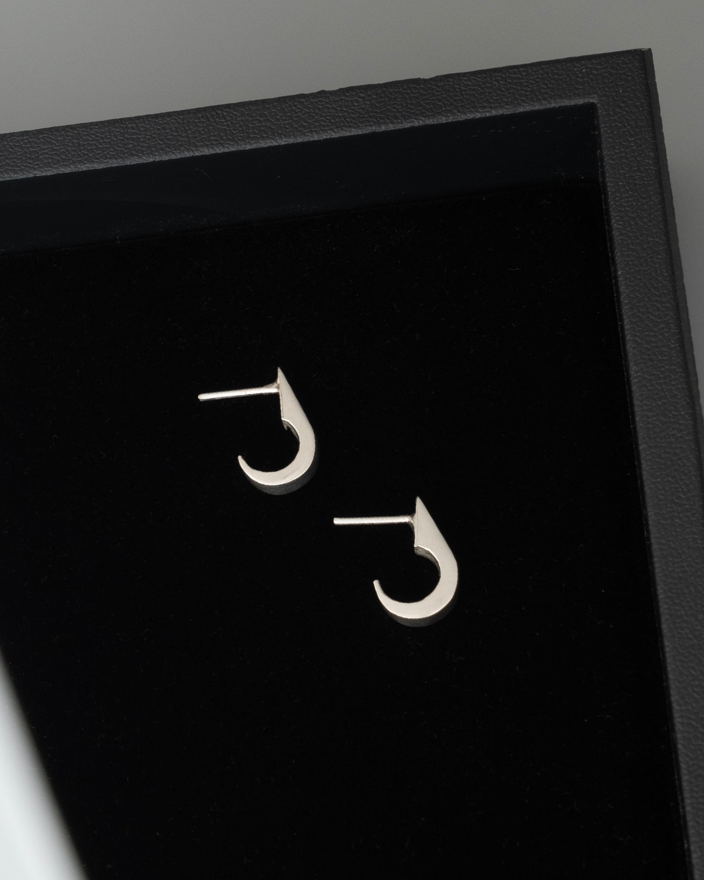 ear J2566